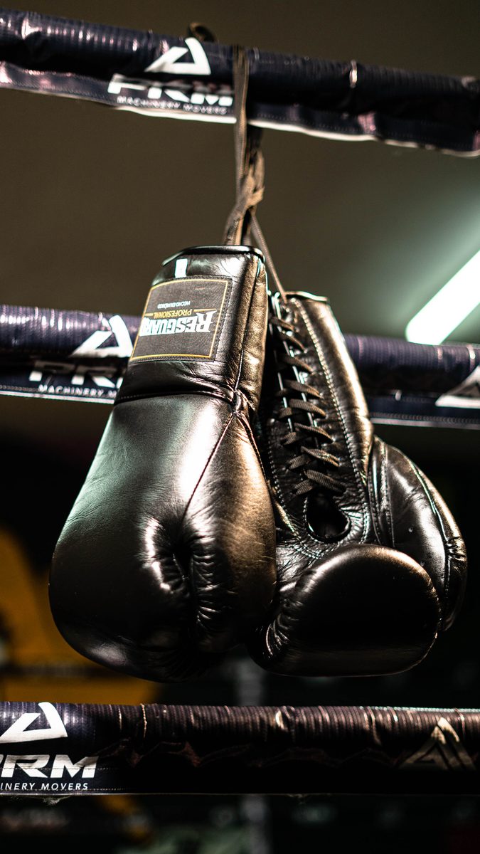 Guantes colgados de las agujetas en las cuerdas