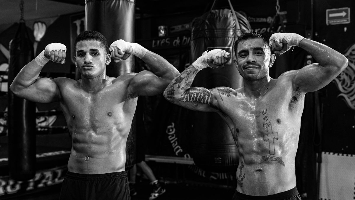 Dos boxeadores con las manos vendadas en el gimnasio